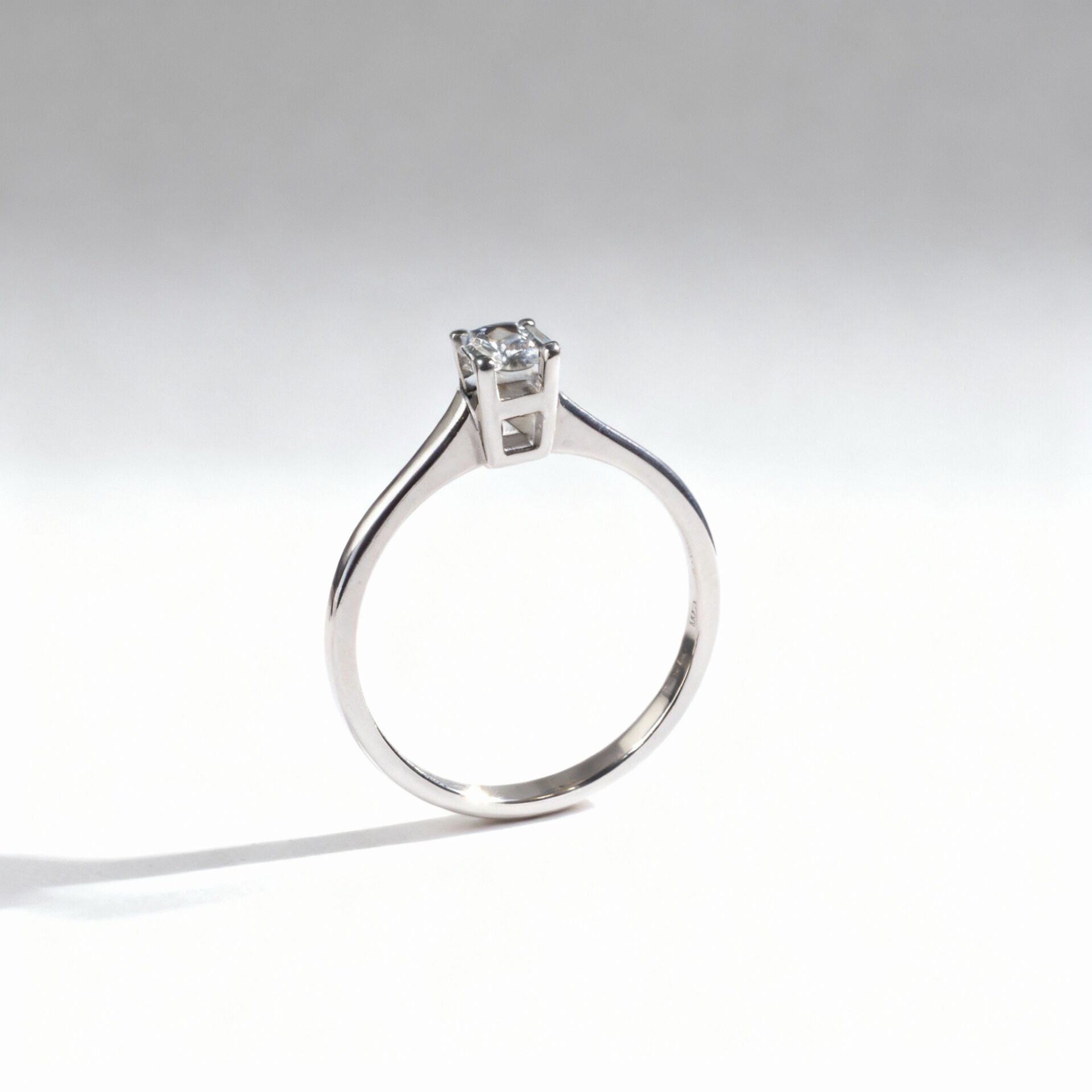 0.05 Karat Tektaş pırlanta yüzük