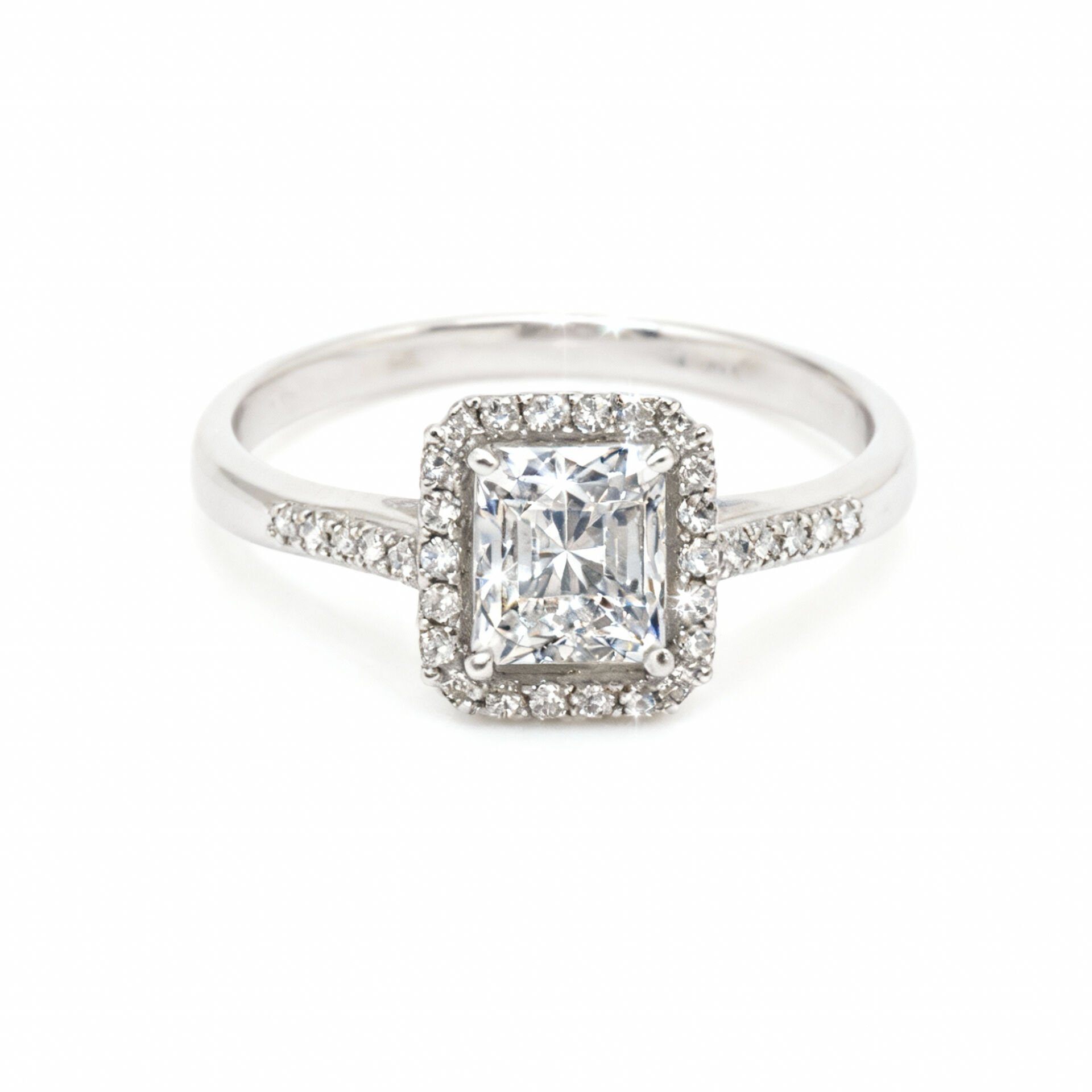 0.45 Karat Baget pırlanta yüzük