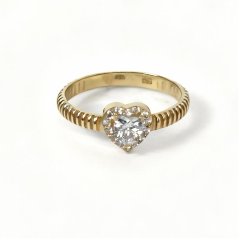 Kalp taşlı altın yüzük