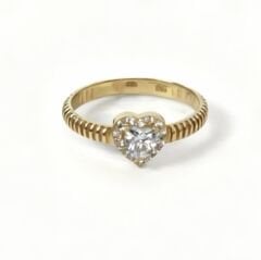Kalp taşlı altın yüzük