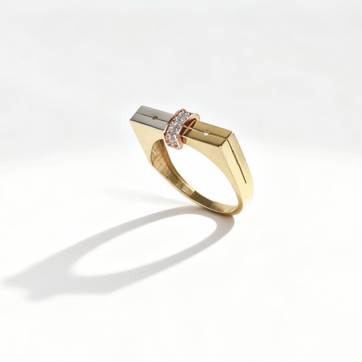 Modern tasarım altın yüzük