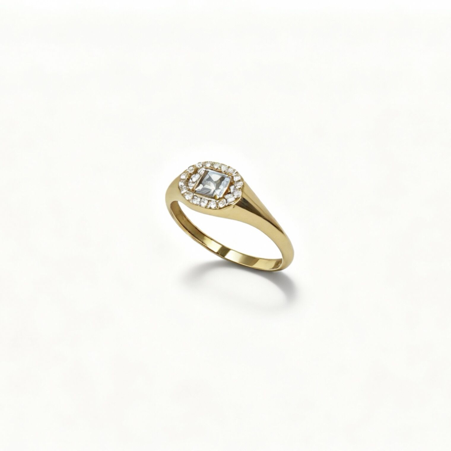 Oval taşlı altın yüzük