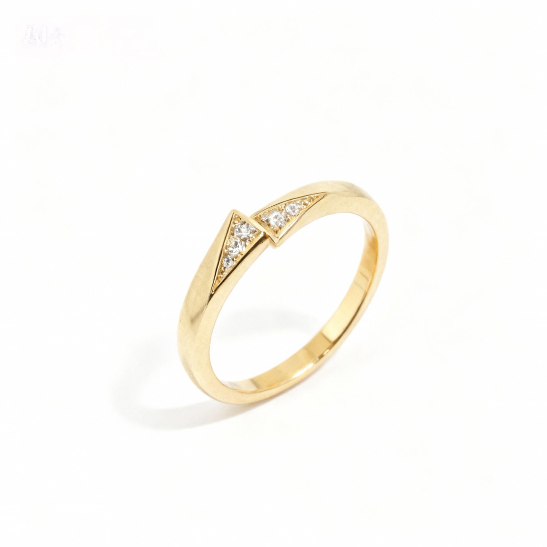 Taşlı Piramit Altın Yüzük