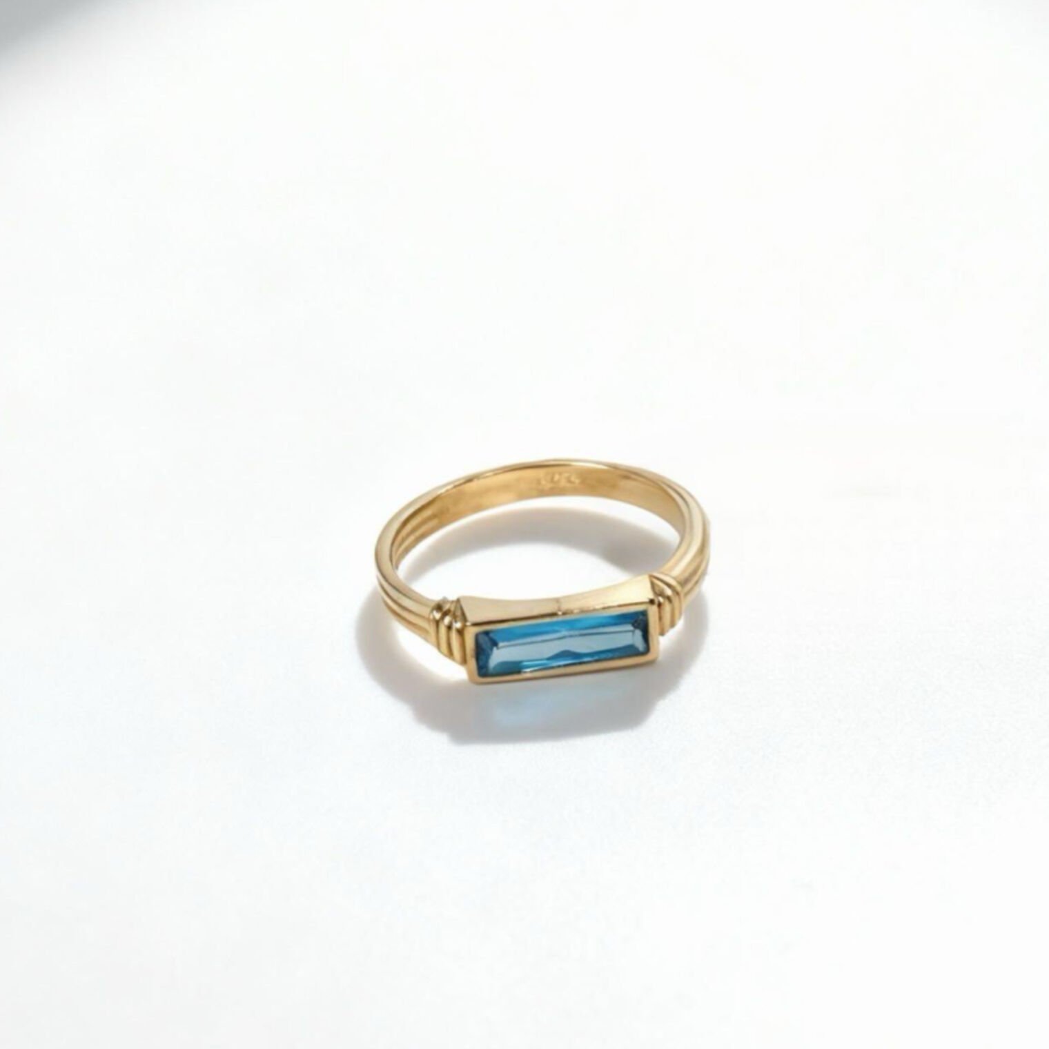 Aqua Taşlı Altın Yüzük